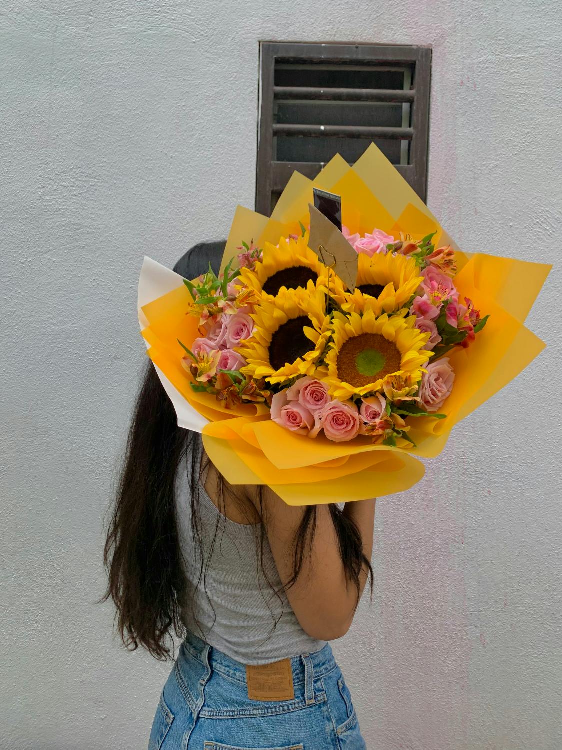 Girasoles y rosas en ramo