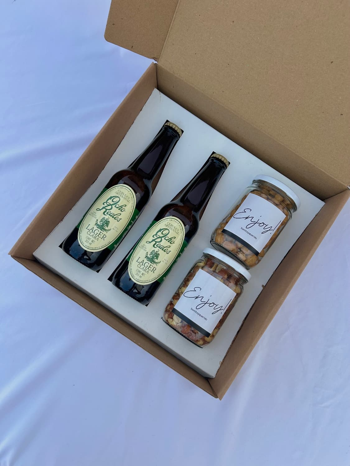 Caja con cervezas y botanas