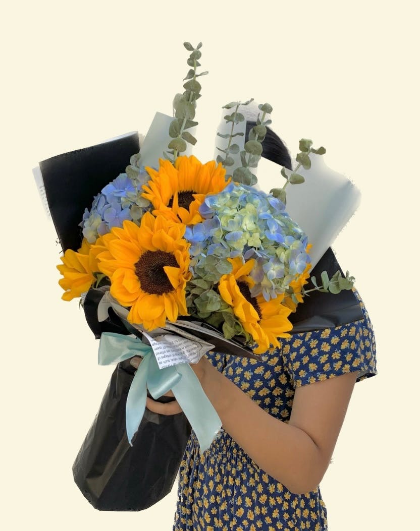 Hortensias y girasoles en ramo